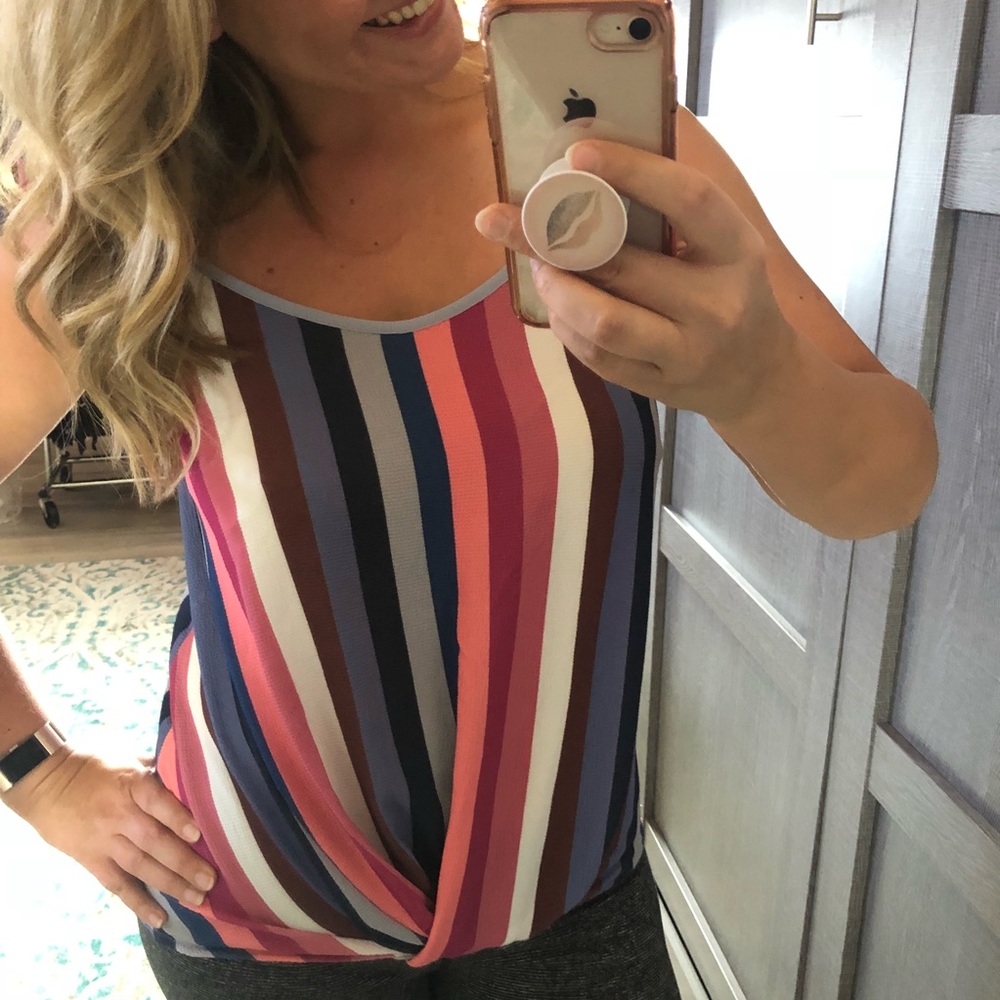 ❤️❗️Last 1! SMALL Vertical stripes top - Picture 2 of 3